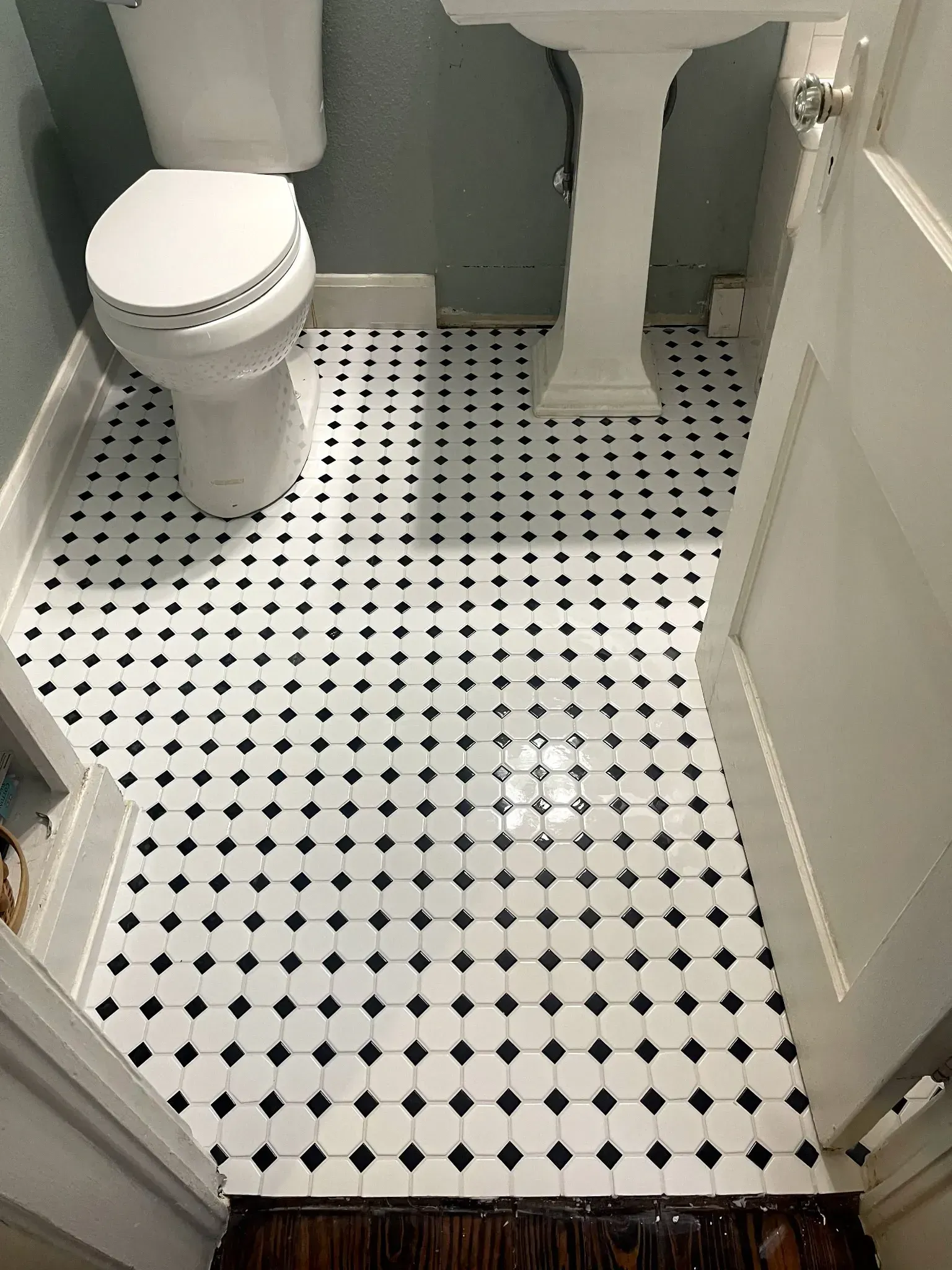 Classic black and white tile bathroom floor tiles
